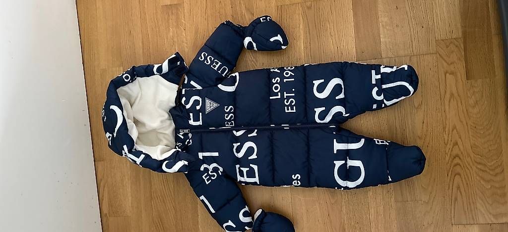 Babyanzüge: Guess Baby Schneeanzug – Gebraucht aus Dietikon von Loryambra