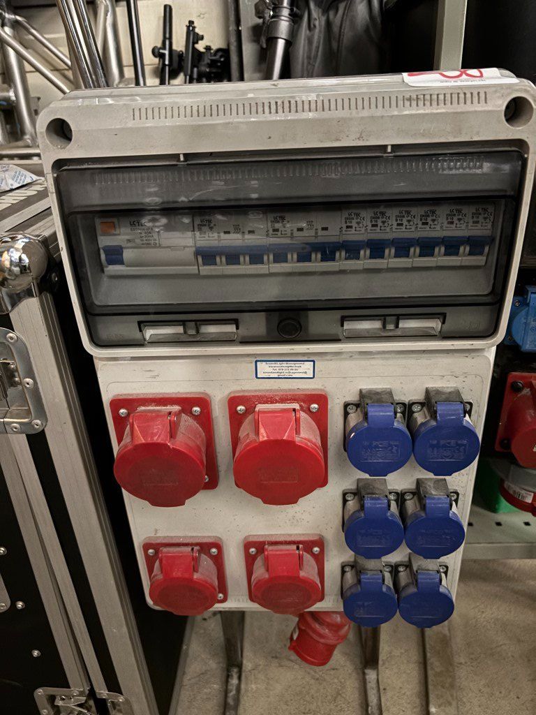 Alimentazione elettrica: Stromverteiler (Lot 258) 2504 Biel – Usato da Bäriswil venduto da WWYN-AUKTIONEN