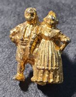 W656 - Goldiger 3D Pin - Frau in langem Kleid mit Mann