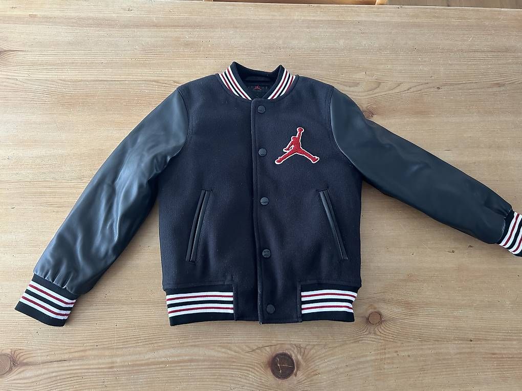 Jordan Jacken & Mäntel: Air Jordan Collegejacke 122/128 – Gebraucht aus Urtenen-Schönbühl von Lalablue