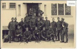 Armee Suisse - Gruppe Soldaten mit Sturmgewehr