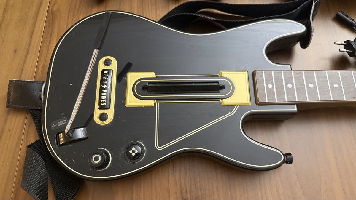Sony Console: PlayStation 4 + 2 Controller + Guitar Hero + Uncharted  – Usato da Lausanne venduto da phi_7pnb 3