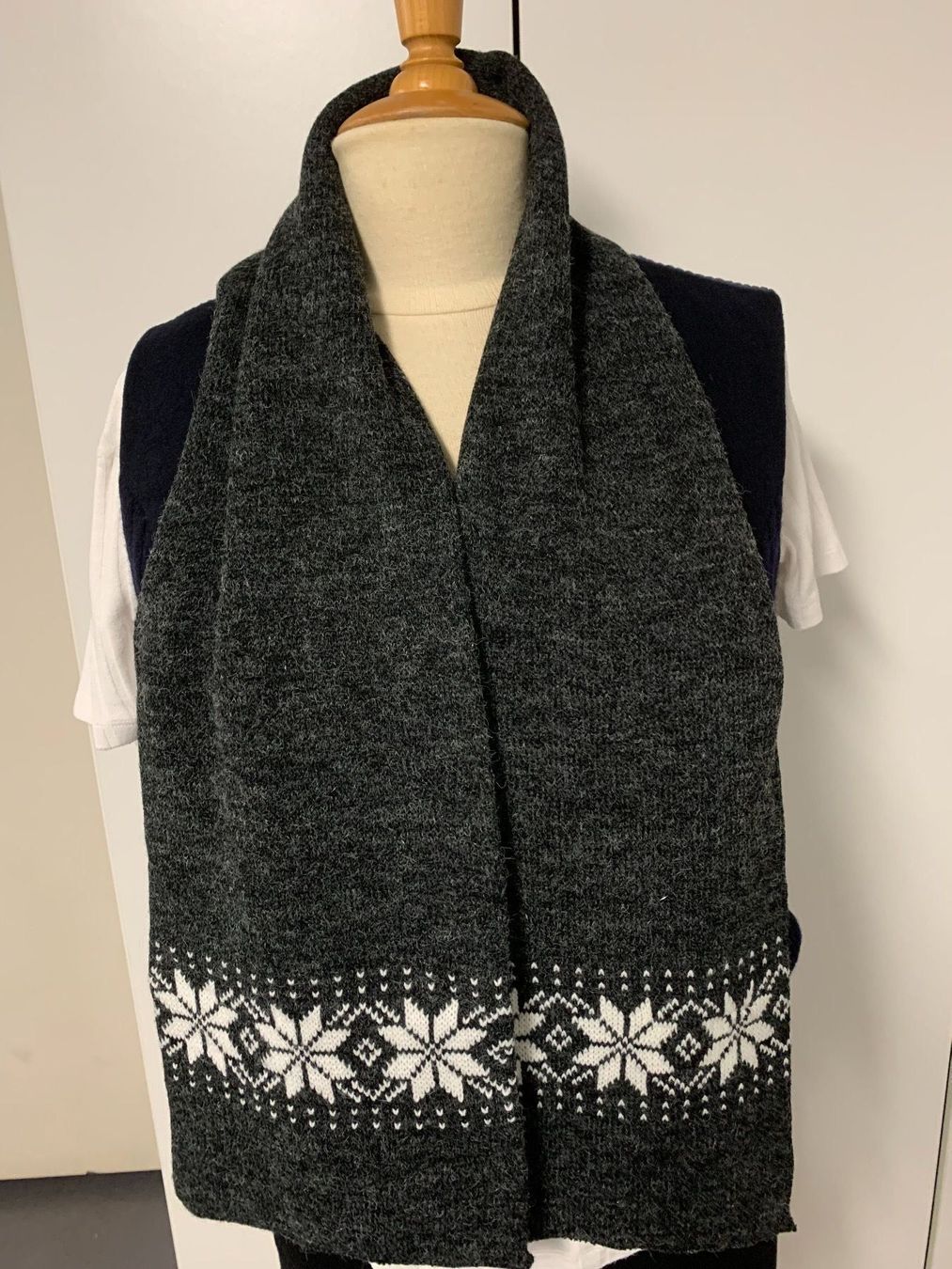 Foulard & Sciarpe: Schal mit Schneeflocken NEU anthrazit – Nuovo (secondo la descrizione) da Biel-Benken BL venduto da PANORMUS 2