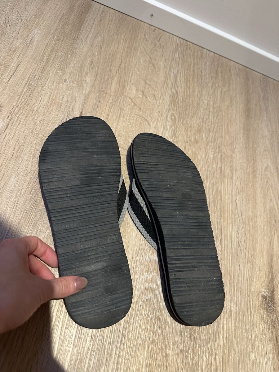 Tommy Hilfiger Scarpe da donna: Tommy Hilfiger Flip Flops Black Size 38 EU Used – Usato da Zürich venduto da Isabella123 1
