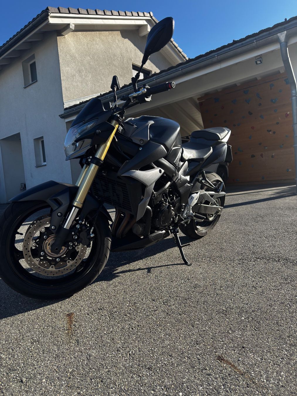 Suzuki Strada: Suzuki GSR 750A – Usato da Vétroz venduto da Erge1 2