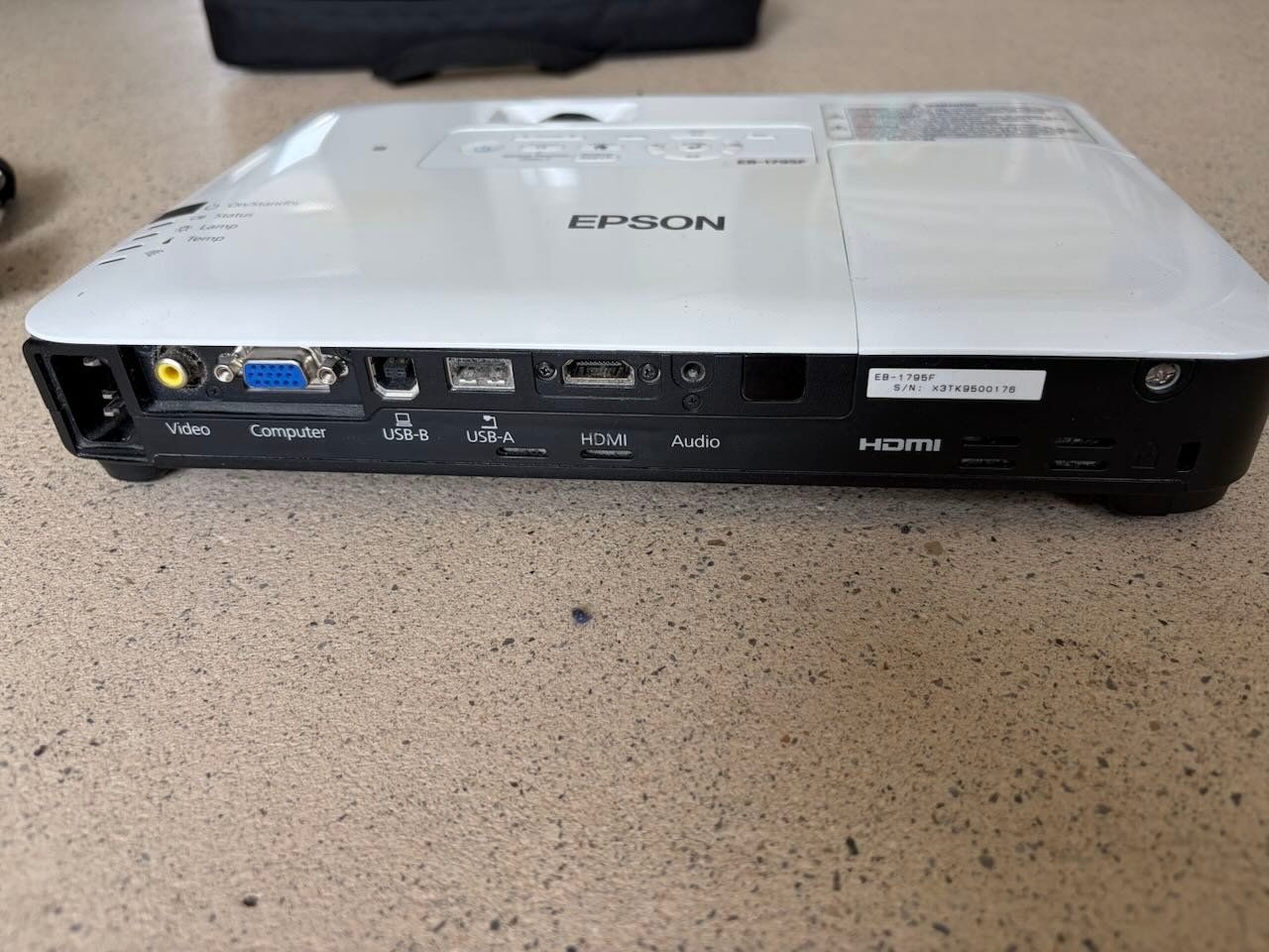 Vidéoprojecteurs: EPSON Beamer/Projektor EB-1795F HDMI – D'occasion à Zürich par Bluesailing 2