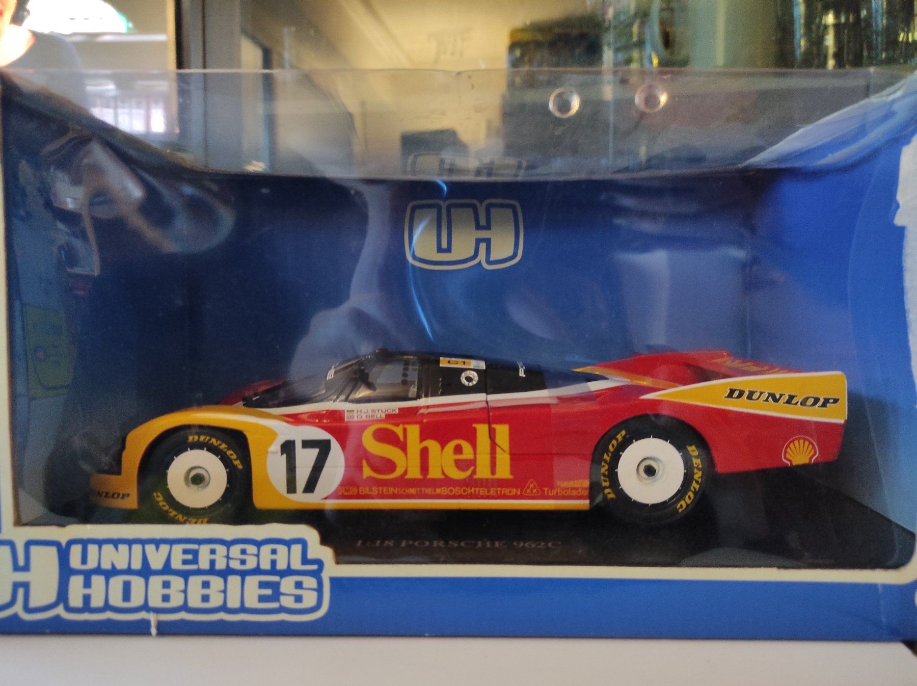 Porsche Modellini d'auto: Porsche 962C "Shell" #17 LM 88' von Universal Hobbies 1/18 – Nuovo e nell'imballaggio originale da La Chaux-de-Fonds venduto da Standmodelle