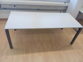 Büro-Tisch