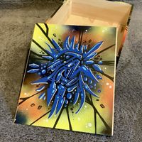 Holzkiste mit Graffiti-Streetart Bild von Mazo/MZO handmade