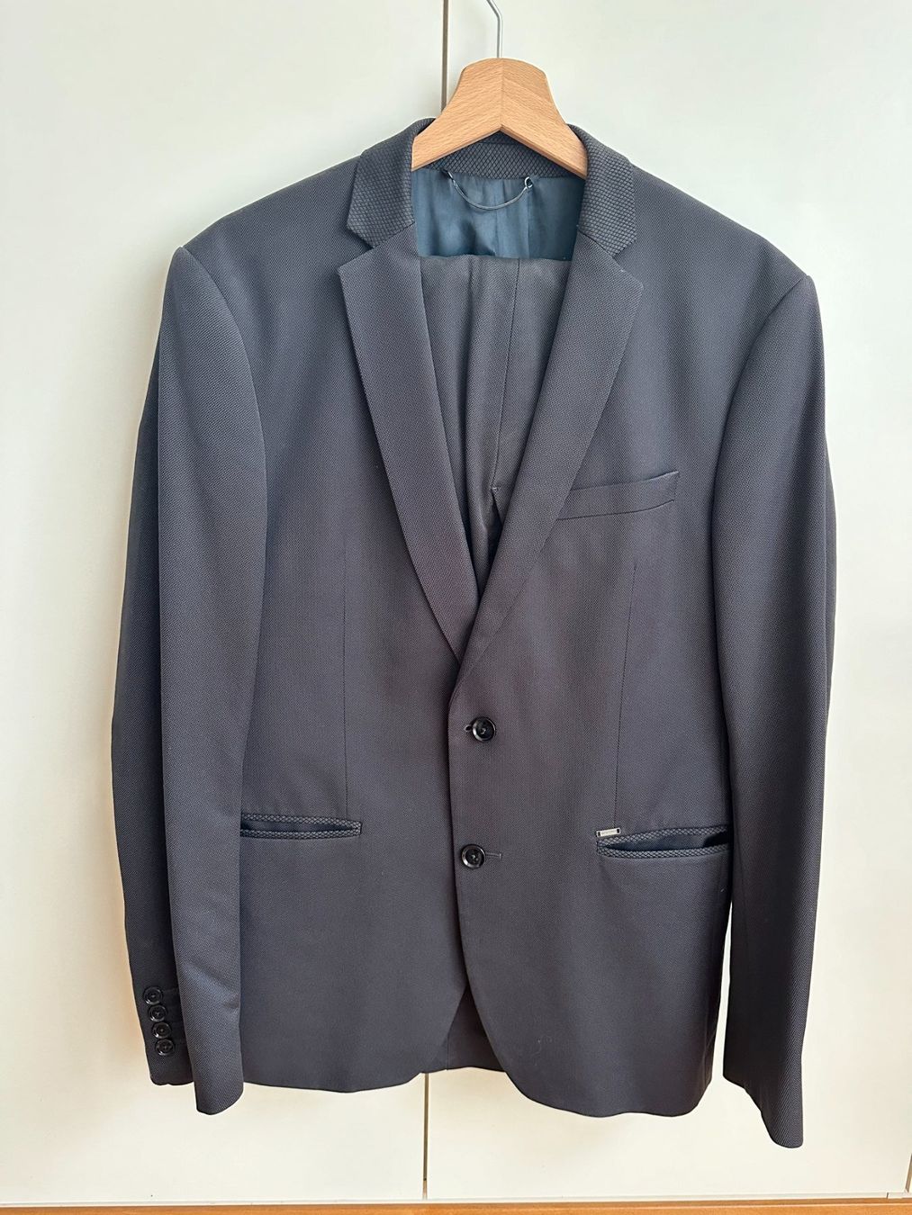 Zara Completi: Zara Anzug - Gr. 52 - schwarz – Usato da Hombrechtikon venduto da Uptowns