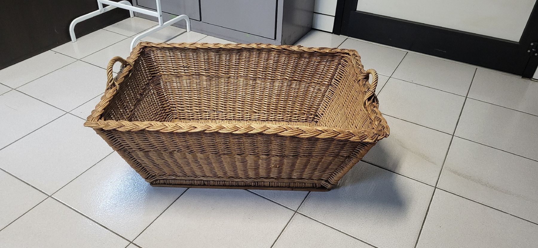 Altro per la casa: Grosse Vintage Weidenkorb Wäschekorb Holzkorb – Usato da Figino venduto da mayam63