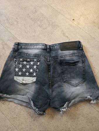 Kurze Jeans-Shorts mit coolem Sternen-Muster