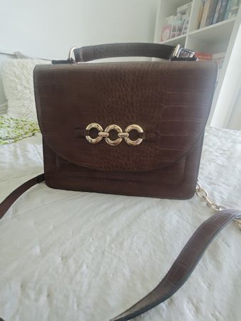 Damentasche braun Kroko-Optik mit goldfarbenen Details