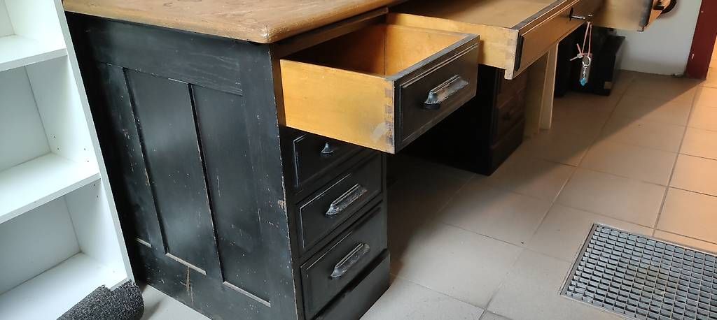 Scrivanie: Alter Massivholz Schreibtisch – Usato da Basel venduto da DJ91
