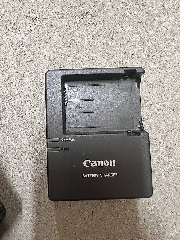 Canon Kamera: Digitalkamera Canon EOS 550D mit Objektiv – Gebraucht aus Binningen von Giusi. 4