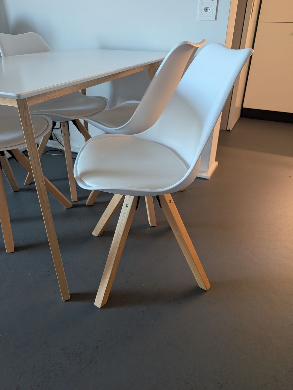 Jysk Tables: Esstischset weiss mit Holzbeinen – D'occasion à Kreuzlingen par cat_855z 1