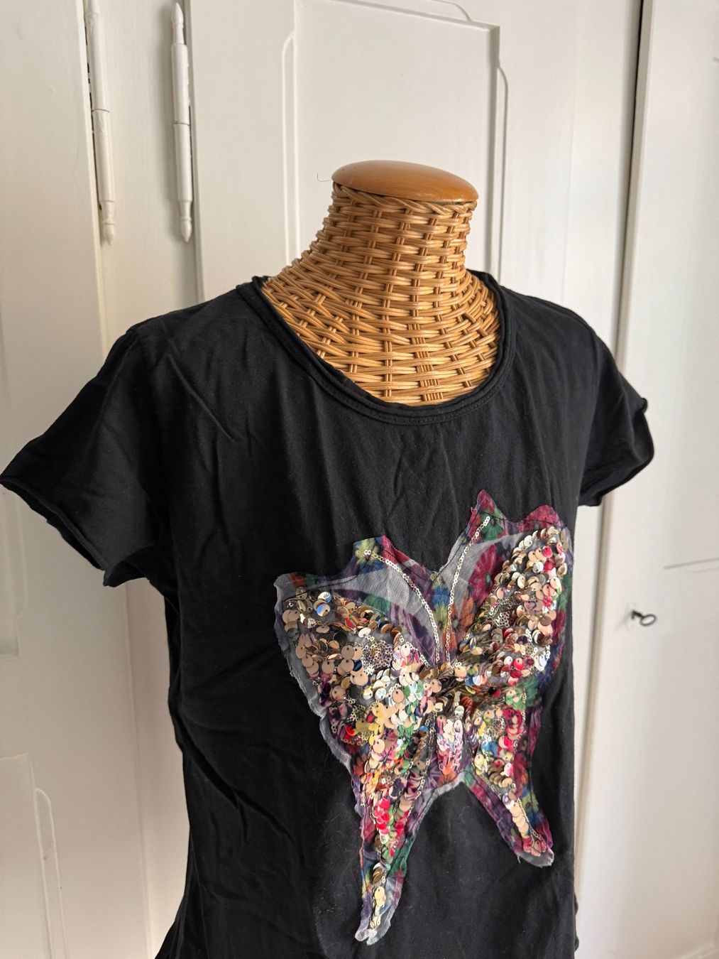 T-shirt: T-Shirt schwarz mit Schmetterling M – Usato da Zürich venduto da Diazaio 1