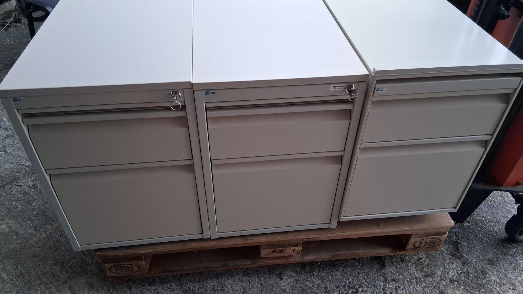Lista Banconi: Gebrauchte, weisser Bürocontainer mit drei Schubladen. – Usato da Schachen LU venduto da Brocki6105Schachen 2