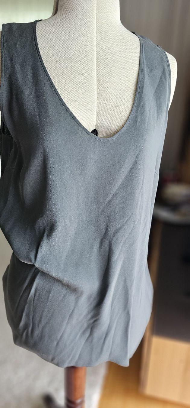 Brunello Cucinelli Top: Seidentop Brunello Cucinelli  grau elegant Top Bluse  – Usato da Riedikon venduto da Winter21. 1
