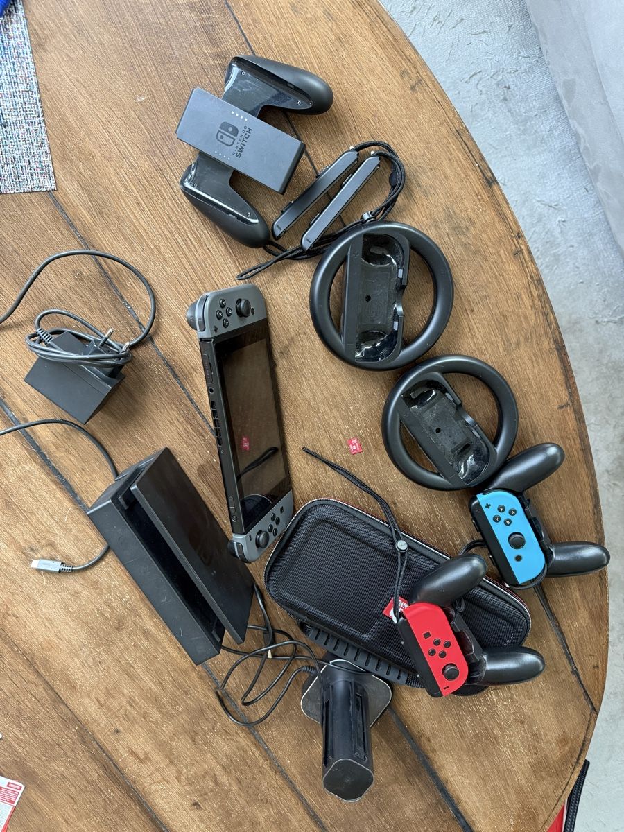 Nintendo Konsolen: Nintendo Switch (full set) – Gebraucht aus Kilchberg ZH von que_7ygv