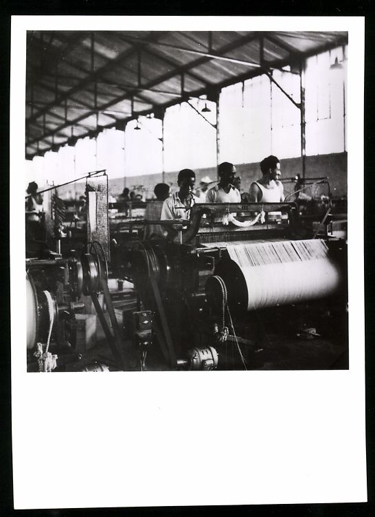 Fotografie & Manifesti: Fotografie Douala / Kamerun, Fabrikarbei – Usato da Berlin venduto da bartko-reher
