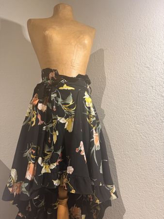Jupe asymétrique fleurie noire, idéale pour l'été!💐☀️ (53)