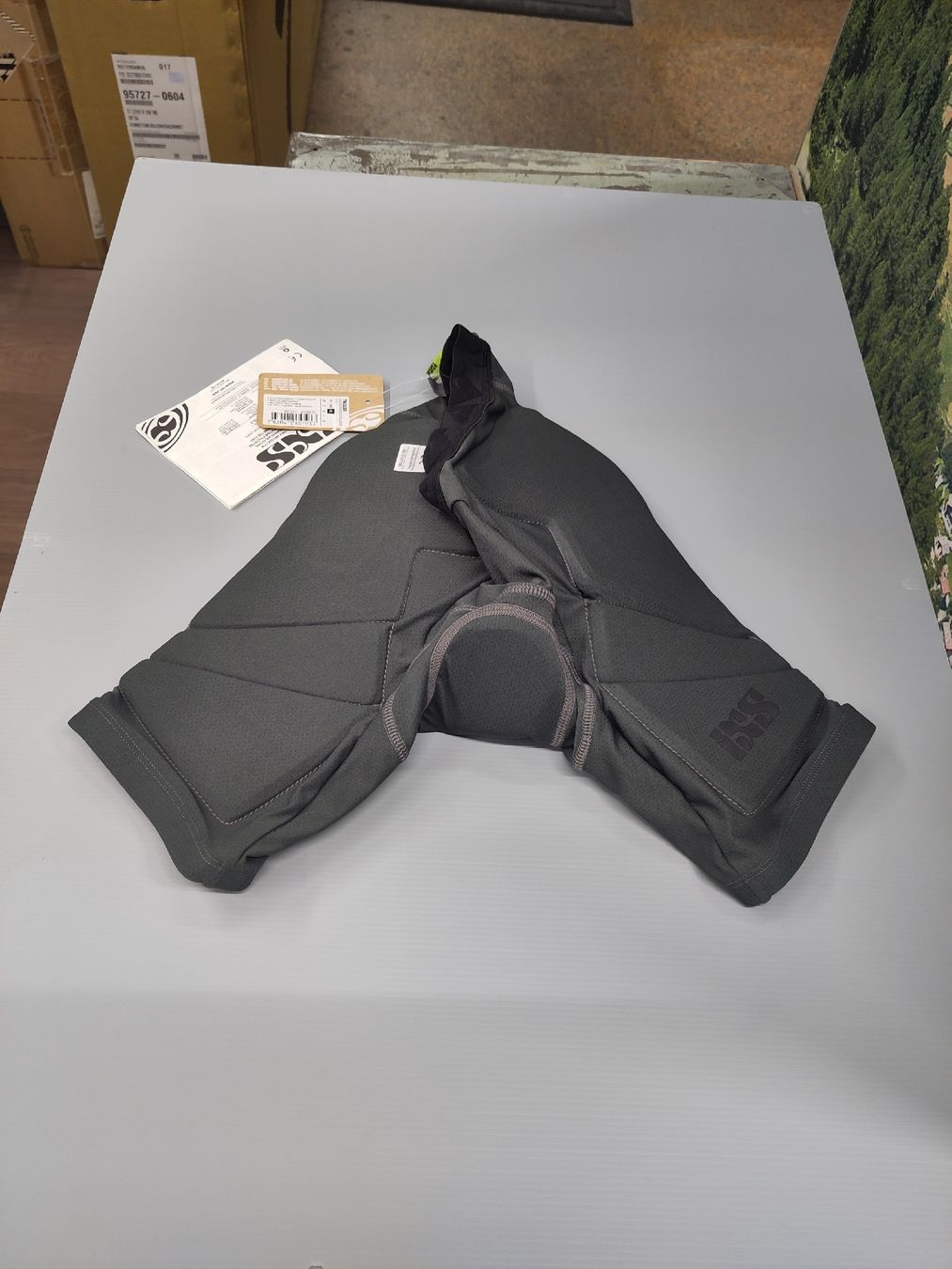 IXS Protezioni & Imbottiture: iXS Trigger Lower Protective Liner Hose neu Kindergrösse L  – Nuovo e nell'imballaggio originale da Zürich venduto da Velo-Elsener 1