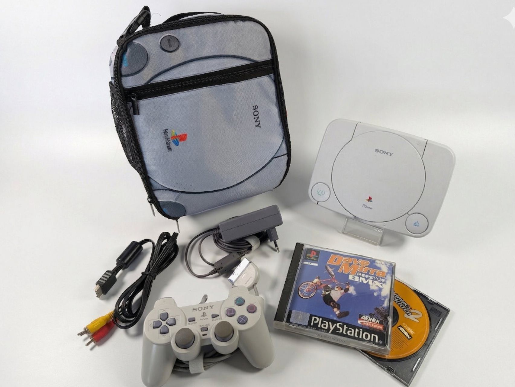 Sony Console: Playstation 1 mit Tasche, Spiel und Controller im Set - PS1 – Usato da Ostermundigen venduto da TradeLab