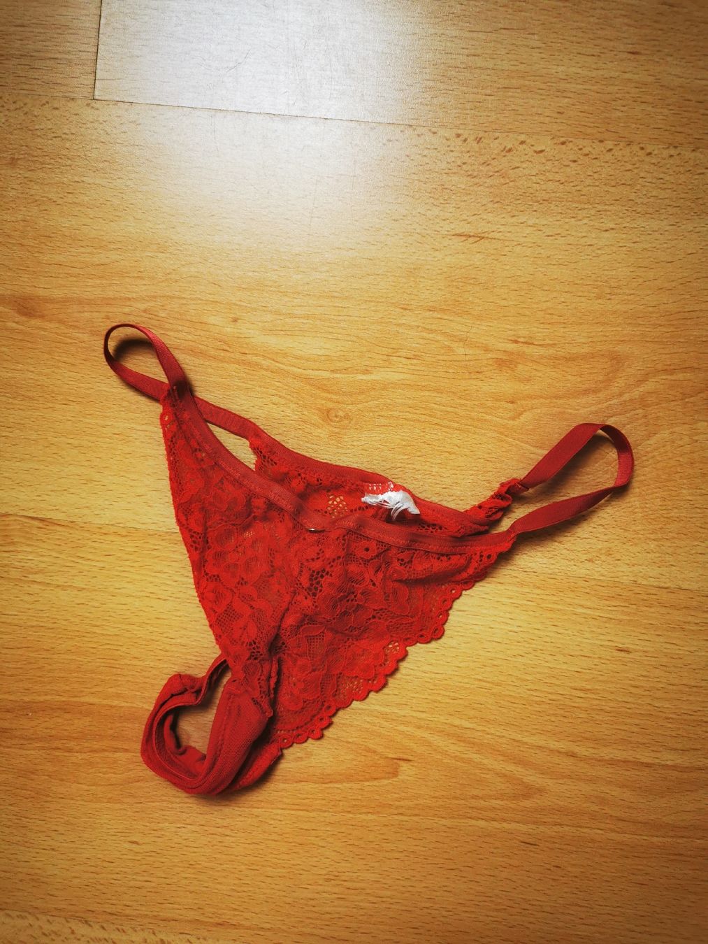 Altra biancheria intima: Sexy roter Spitzen-String-Tanga, Gr. S, feines Material, top – Usato da Balsthal venduto da Leila_Luna