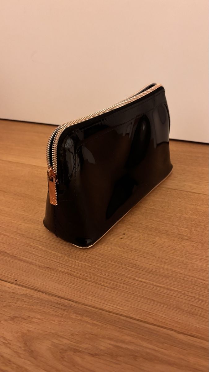 Custodie per cosmetici: Ted Baker Kosmetiktasche Lack Optik mit Schleife, Schwar – Usato da Wattwil venduto da take.that 2