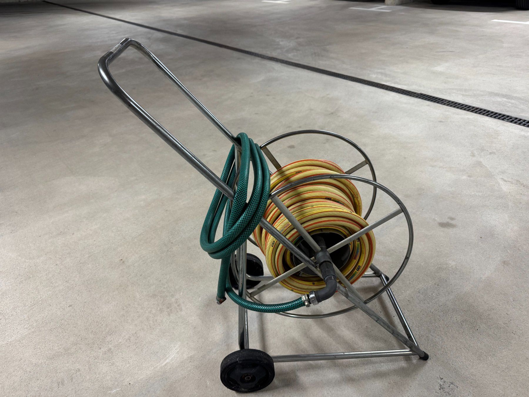 Tubi & Tubi flessibili: Schlauchwagen mit 25 Meter Schlauch – Usato da Oberwil BL venduto da Hitsch15
