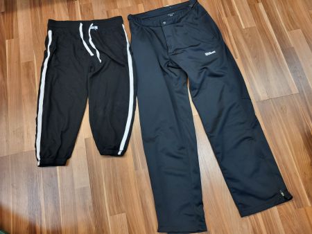 2 Schwarze Sporthosen, Gr. S Wilson und unbekannt B12