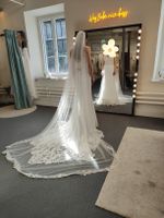 Traumhaftes Brautkleid mit Schleppe, Grösse 34/36