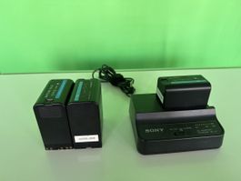 Sony Ladegerät BC-U1 mit drei Akkus BP-U60 und BP-U30