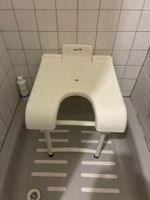 Siège de douche rabattable pour senior- Aquatec- État neuf!