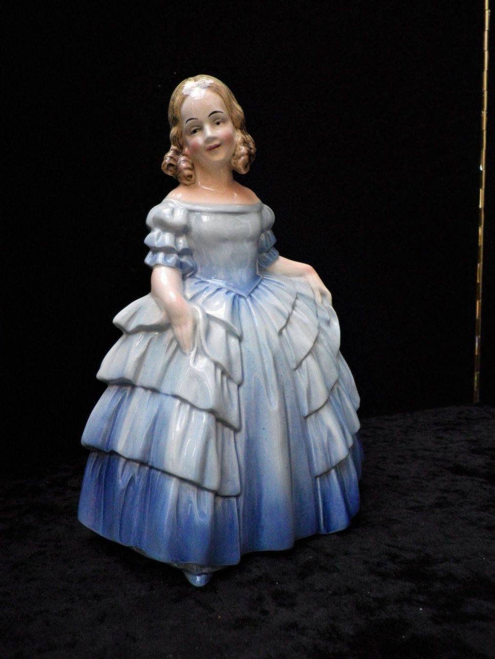 Figuren: Porzellan-Figur junge Lady – Gebraucht aus Reinach BL von Annodomini 1