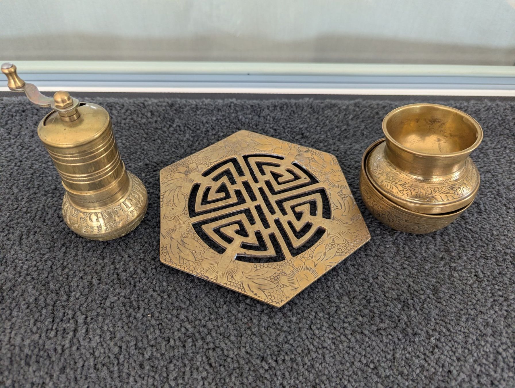 Set di piatti: Vintage Messing Set - Untersetzer, Mühle und Behälter – Usato da Ormalingen venduto da marithias23 1