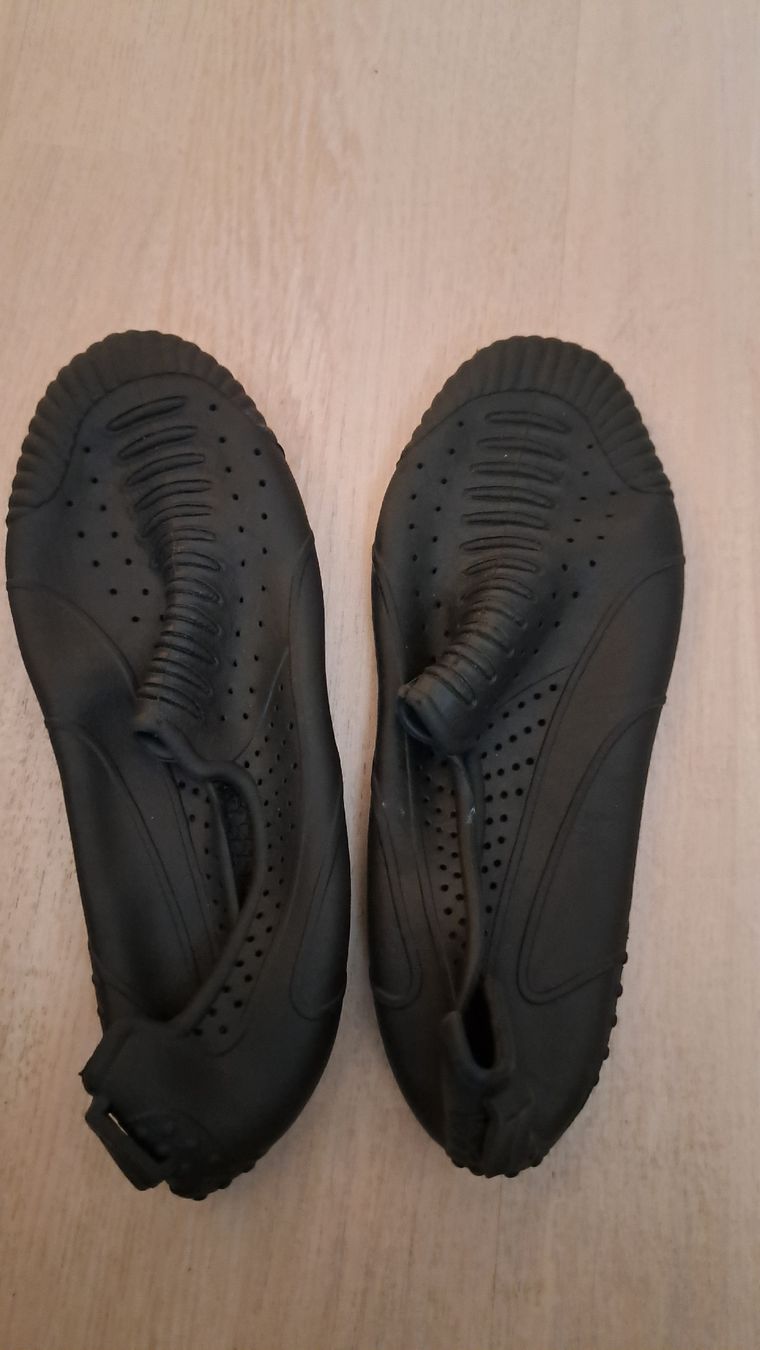 Herrenschuhe: Badeschuhe Gr. 36, Schwarz, Sommer – Gebraucht aus Thalwil von Makawee
