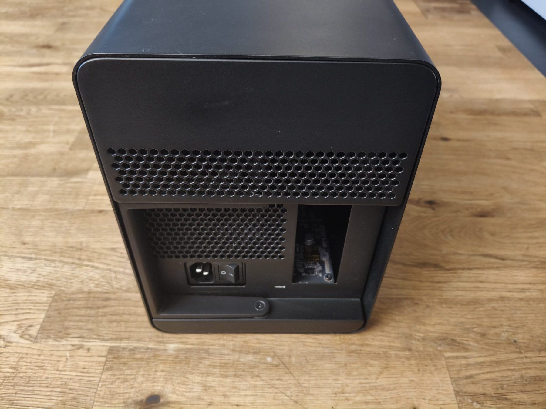 Boîtier Razer Core V1 (RC21-00940) - Pour Pièces Détachées Ou Réparation - Sans Garantie