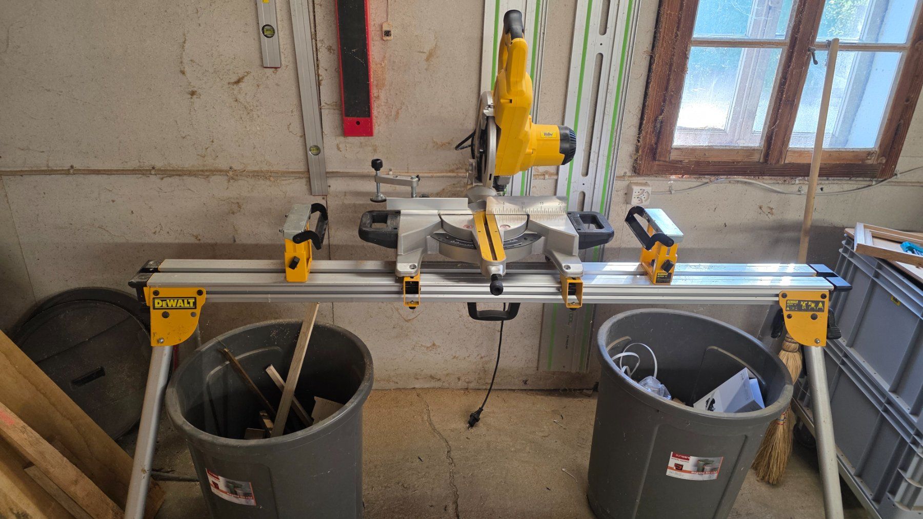 Dewalt Seghe: Dewalt Kappsäge mit Untergestell – Usato da Ruswil venduto da cri_xm6w 1