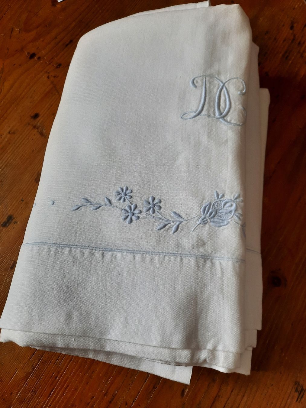 Biancheria da letto: Ancien DRAP, avec MONOGRAMME brodé à la main. – Usato da Le Locle venduto da marylise01 2