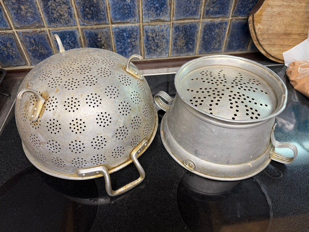 Küchengeräte: Vintage Küchen-Siebe Set, 2-teilig, Alu. – Gebraucht aus Agriswil von Windcheetah 1
