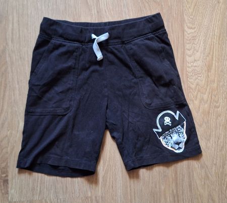 Jungen kurze Hose schwarz Grösse 116 Piratenmotiv