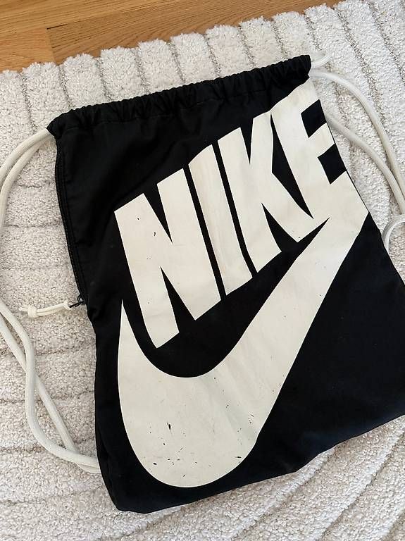 Nike Zaini: Nike Rucksack / Turnbeutel schwarz – Usato da St. Gallen venduto da Nata_i 1