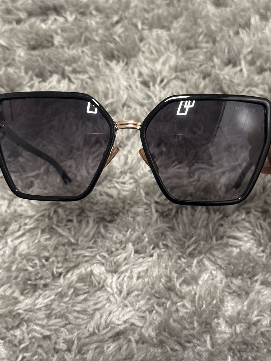 Guess Occhiali & Lenti: Guess Sunglasses - Excellent Condition - With Case – Nuovo (secondo la descrizione) da Choëx venduto da Faith.C 2