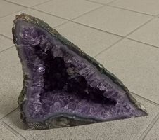 GEMÄSS KI: *AMETHYST - GEODE (KRISTALL)* CA. 22 X 21 X 7.5CM