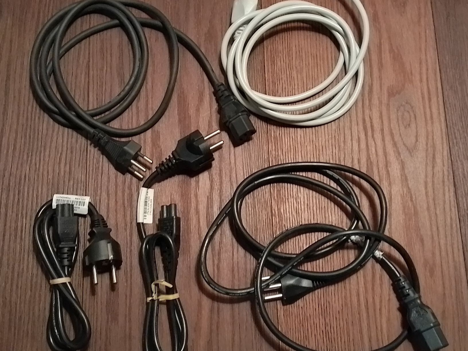Cavi: Kaltgeräte und Notebook Kabel. – Usato da Erlinsbach venduto da Yanny