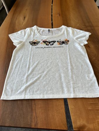 Sommerliches T-Shirt mit Schmetterlingen, Grösse M