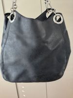 Sac noir anthracite porté épaule