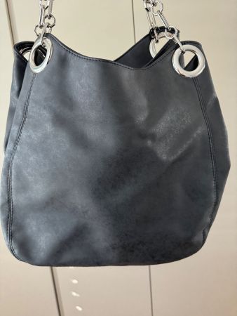 Sac noir anthracite porté épaule